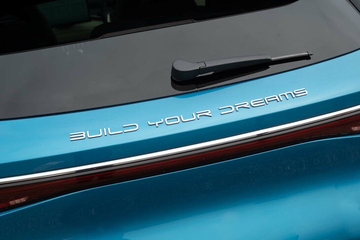 テールゲートには「BUILD YOUR DREAMS」のバッジが貼られる。