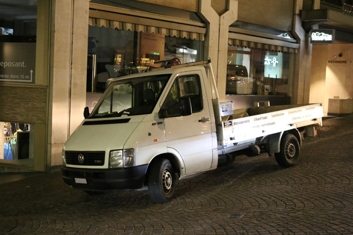 夜の街で見かけた、フォルクスワーゲンの商用車である「LT」のトラック版。同じ欧州でも、筆者が住むアルプス以南のイタリアでは見かけることが少ないので、それなりに新鮮である。