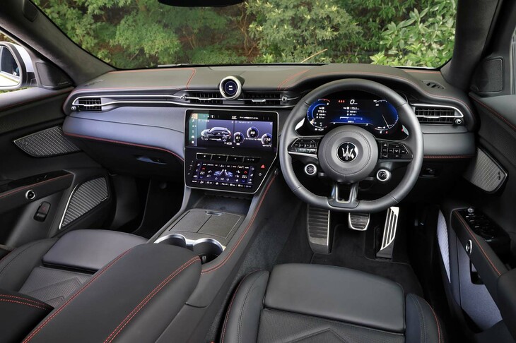 上質なレザーやカーボンファイバーの装飾パネルが用いられたインテリア。内装色には赤と黒が用意されており、後者の場合、ステッチの色を赤と黄から選択できる。