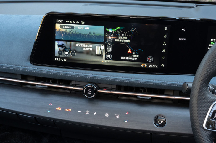 センターディスプレイの下のダッシュボードに注目。空調などのコントローラーは、パネルと一体化している。操作はもちろんタッチ式だが、「ハプティクス」（触覚提示技術）の採用により、操作時には“手応え”が返ってくる。