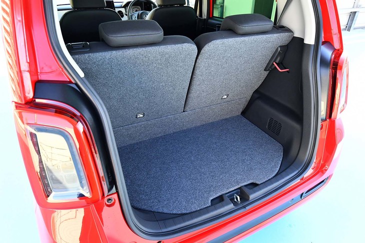 4人乗車時の荷室はご覧の通り。後席の背もたれは荷室側からも倒すことができる。