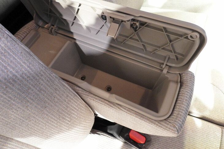 ダイハツ・ムーヴX（フロントセンターアームレスト）