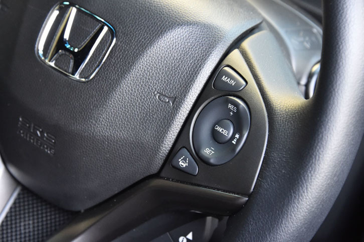 アダプティブ・クルーズ・コントロールや車線維持支援システムのスイッチは、ステアリングホイールのスポーク部にレイアウトされる。