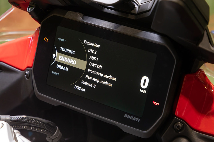 走行特性を切り替える「ライディングモード」の操作画面。パワートレインの制御に加え、電子制御サスペンション「スカイフック」の設定も変化する。