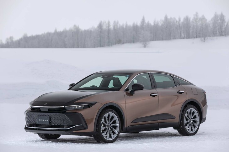 「RS」以外のモデルには2.5リッターのシリーズパラレルハイブリッド（いわゆる「THS II」）を搭載。リアモーターを含めたシステム出力は234PS。