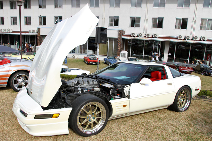 1984年に登場した4代目C4のクーペに、1990年に追加設定された「コルベットZR-1」。当時ゼネラルモーターズ（GM）傘下にあったロータス設計のオールアルミ製5.7リッターV8 DOHC 32バルブエンジン搭載。最高出力は当初375hpで、後に405hpまで引き上げられた。