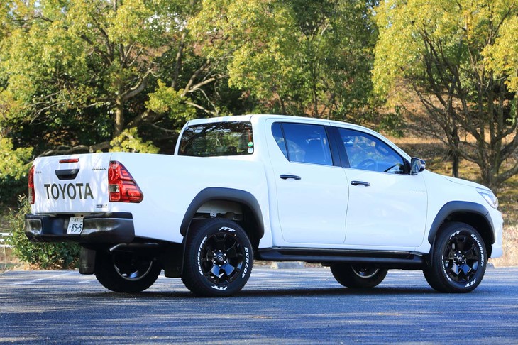 オーバーフェンダーやドアハンドル、テールゲートハンドルをブラックで統一。リアバンパーはグレー塗装となる「Z“ブラックラリーエディション”」。