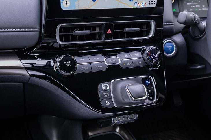 エアコンのコントロールパネル下に配置されたシフトセレクター。セレクターレバー左の「DRIVE MODE」スイッチで「POWER＋」モードを選択すれば、アクセルオフの減速度が強くなる新機能「快感ペダル」が体感できる。