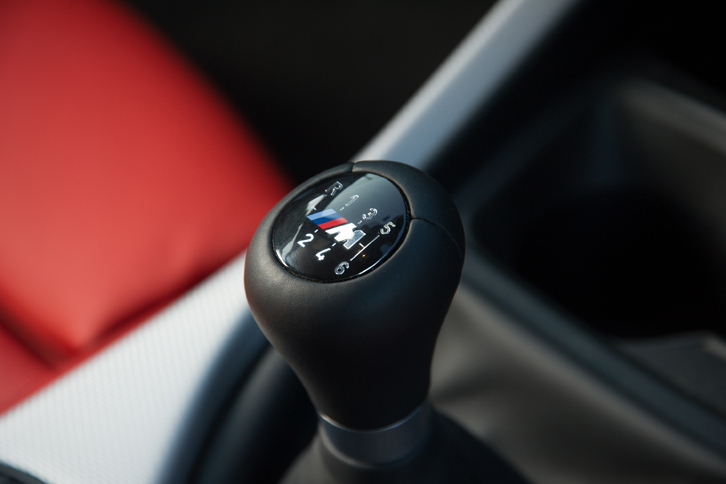 トランスミッションは6段MTと8段ATの2種類。6段MT仕様の値段は631万円と、改良前の「M235i」から据え置かれた。