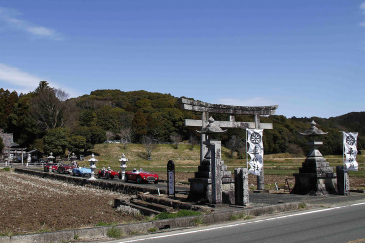 愛知県新城市にある、なんとその名も車神社。なぜその名がついたのかは不明だが、天正（1573～1593年）以前に設立された歴史ある神社という。この参道に見合うサイズとして、小柄なバルケッタが選ばれたのだ。