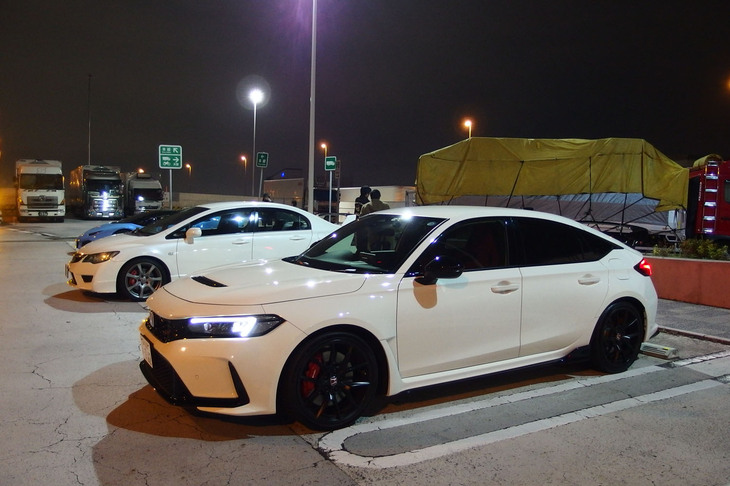 今回試乗した新型「シビック タイプR」と、レンタカーの3代目シビック タイプR（写真奥）とのツーショット。こんなふうにさまざまな出会いや発見があるから、夜の首都高・辰巳PA詣ではやめられない。