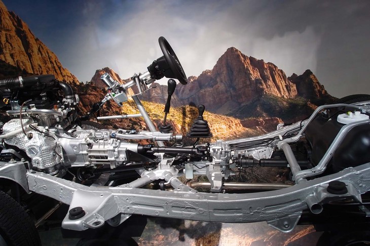 「スズキ・ジムニー」のメカニズムを紹介するスケルトンモデル。