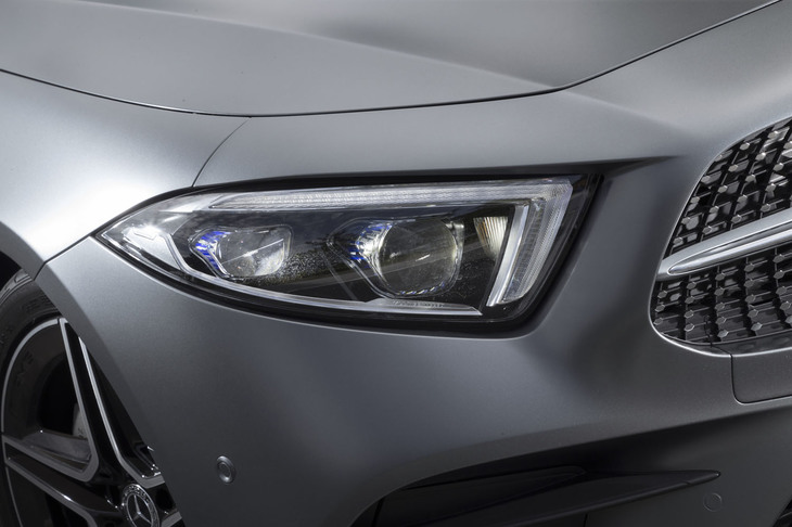 鋭くつり上がったヘッドランプ。内側の「く」の字の部分はポジションランプとして点灯する。