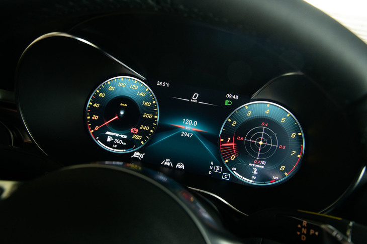 メーターはフルデジタル（「GLC220d」を除く）で、AMGモデルにはGセンサーやブースト計などの機能も備わる「AMGメーターパネル」が装備される。