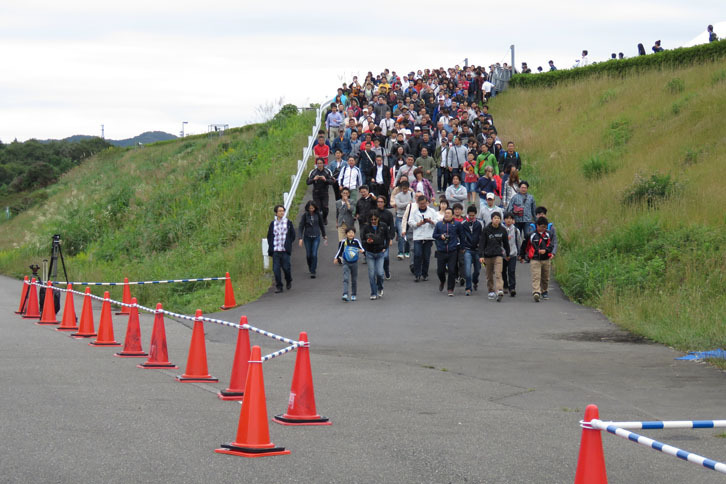 二輪の試走終了後に、コースが開放された。