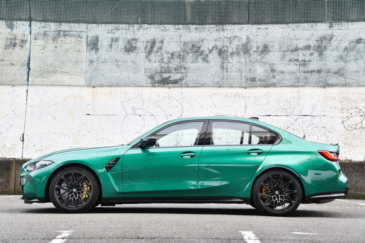 【BMW M3コンペティション】
	ボディーサイズ：全長×全幅×全高＝4805×1905×1435mm／ホイールベース：2855mm／車重：1740kg／駆動方式：FR／エンジン：3リッター直6 DOHC 24バルブ ツインターボ／トランスミッション：8段AT／最高出力：510PS（375kW）/6250rpm／最大トルク：650N・m（66.3kgf・m）/2750-5500rpm／タイヤ：（前）275/35ZR19 100Y／（後）285/30ZR20 99Y（ミシュラン・パイロットスポーツ4 S）／燃費：10.0km/リッター（WLTCモード）／価格：1324万円
	
	【取材時の燃費データ】
	テスト距離：305.3km（市街地2：高速道路6：山岳路2）／使用燃料：40.0リッター（ハイオクガソリン）／参考燃費：7.6km/リッター（満タン法）／7.8km/リッター（車載燃費計計測値）
