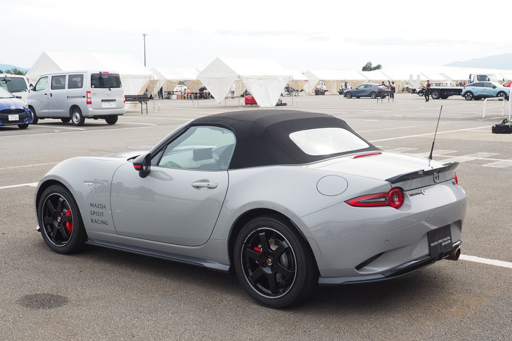 マツダ スピリット レーシング・ロードスター12R（リアビュー）