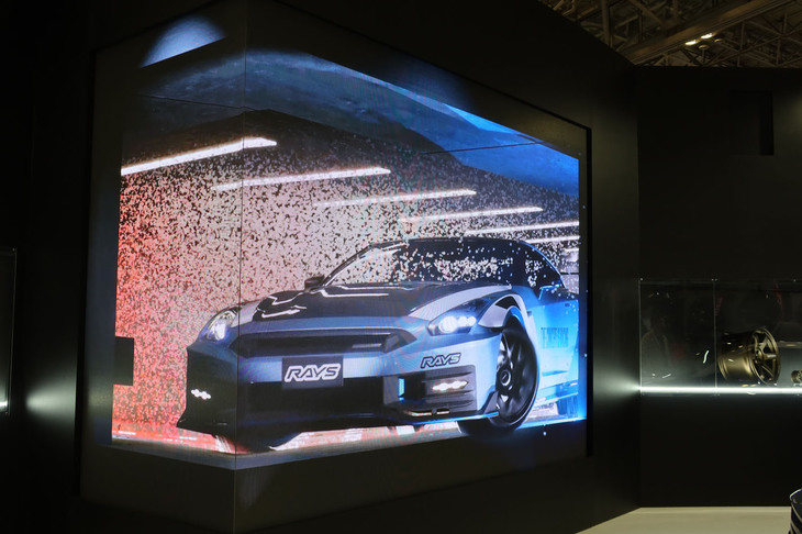 ブースの見どころのひとつである「3D CG」。時折「日産GT-R」がモニターから飛び出すかのように疾走し、来場者を喜ばせた。