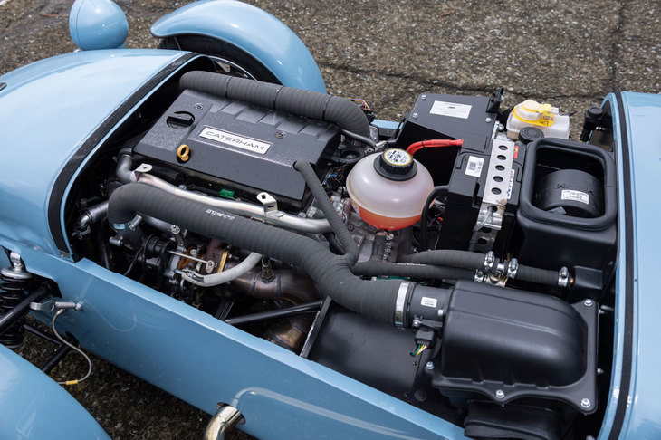 パワーユニットには「スズキ・ジムニー」用のR06A型ターボエンジンを搭載。ロングストロークによる太い実用トルクと、低張力ピストンリングやピストンスカートの樹脂コーティングなどによるフリクションの小ささが特徴だ。ケータハムCOOのジャスティン・ガーディナー氏いわく、「昨今の『ジムニー』人気で、提供を受けられるようになるまで時間がかかってしまった」とのこと。