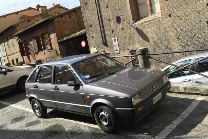 同じくセアトの初代「イビーザ」。デザインはジウジアーロ、エンジニアリングはポルシェという、ゴールデンコンビによる1984年のコンパクトカー。生産終了は1993年だから、車齢は少なくとも23年である。シエナ旧市街で。