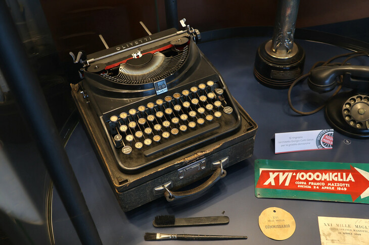 実行委員のバッジとともに置かれているのは、オリベッティの戦前・戦後型タイプライター「ストゥディオ42」。
