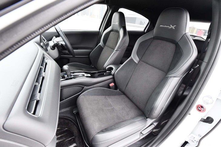 「ヴェゼル モデューロX」のフロントシートはフレームから新設計された専用品。コンビ仕立ての表皮からも質の高さが感じられる。