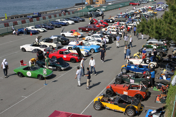 快晴の大磯ロングビーチ駐車場に集まった、約90台のエントリー車両。