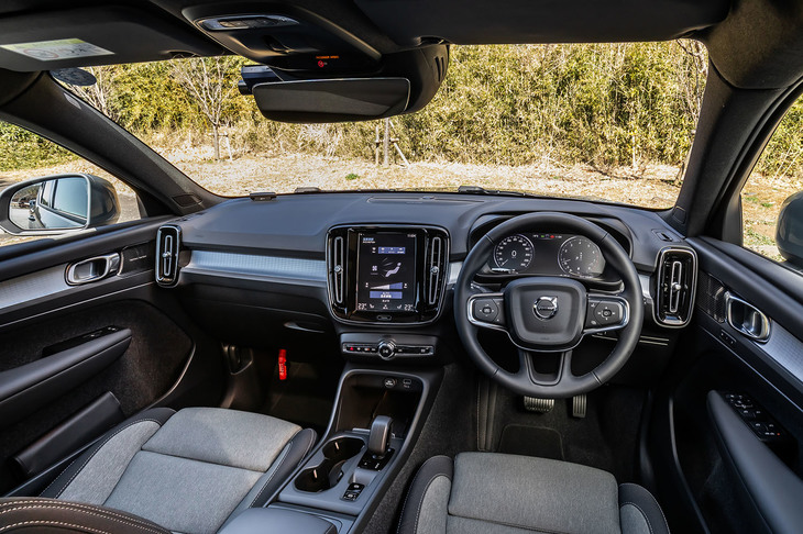 インテリアは、従来の「XC40」シリーズから大きくは変わらない。ダッシュボードやドアの内張りに「アーバングリッドアルミニウムパネル」が組み込まれ、スポーティーなキャビン空間を演出している。