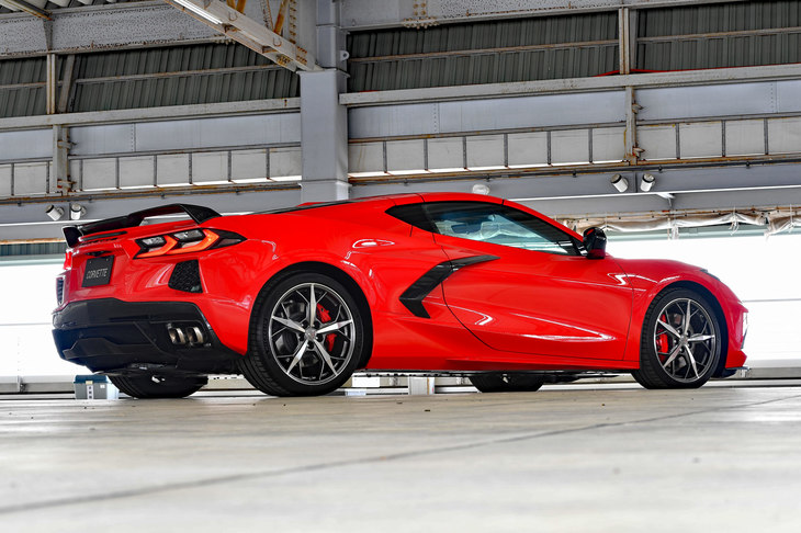 散々左ハンドルを擁護しておいてなんだが、右ハンの「コルベット」に乗ったら、やっぱりよかった！ 日本で乗るには、クルマは右ハンドルに限るわ（笑）。