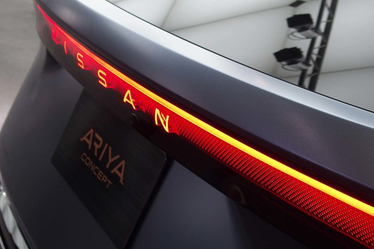 「ニッサン アリア コンセプト」のリアガーニッシュ。