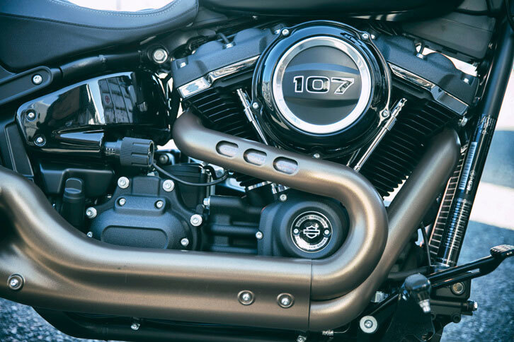 エンジンには「ミルウォーキーエイト」と呼ばれる最新のV型2気筒を採用。エンジンの前方にはオイルクーラーが装備されており、冷却については空油冷式をとっている。