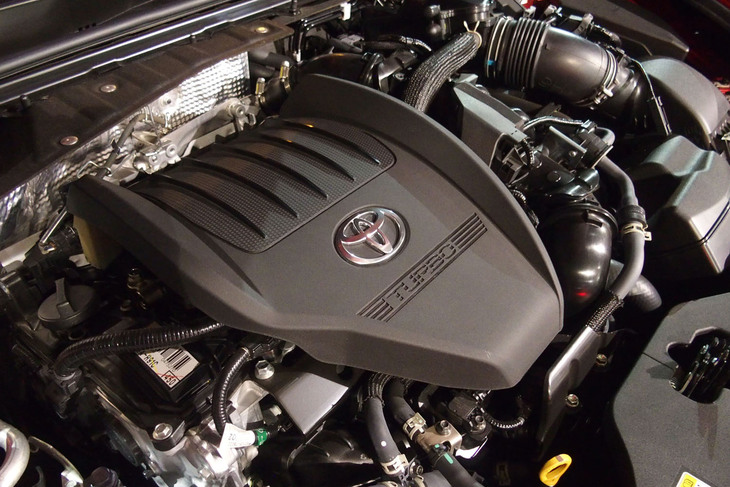 2.4リッター直4ターボに、6段AT内蔵のモーターと多板クラッチを組み合わせた1モーター2クラッチのデュアルブーストハイブリッドシステムを搭載。システム全体で最高出力349PSを発生する。