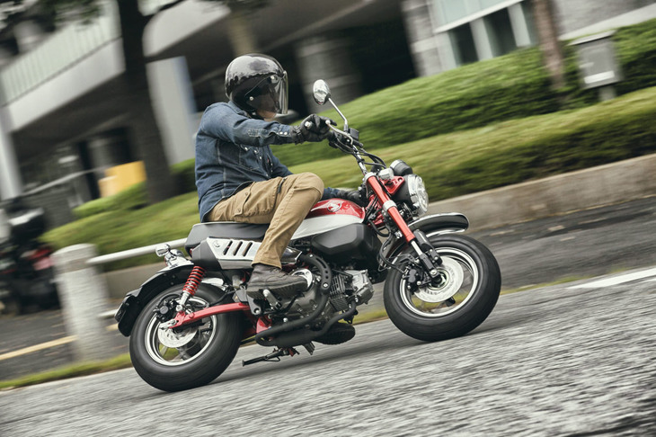 「モンキー125」のホイールベースは、「モンキー50」よりも260mm長い1155mm。スチール製のモノバックボーンフレームと倒立式フロントフォークを採用することで、すぐれた直進安定性やコーナリング性能が追求されている。