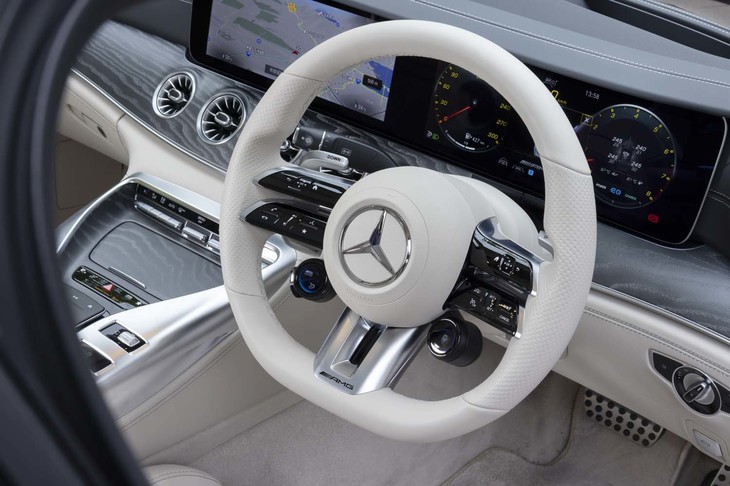 上下2分割の横スポークが特徴的なステアリングホイール。ホーンボタン右下のダイヤルがドライブモードセレクターで、左のダイヤルではサスペンションやトランスミッションなどの設定を呼び出して個別に変えられる。