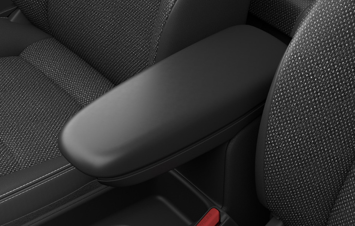 フロントのセンターアームレストはハイブリッドの「Z」「G」に標準で装備される。