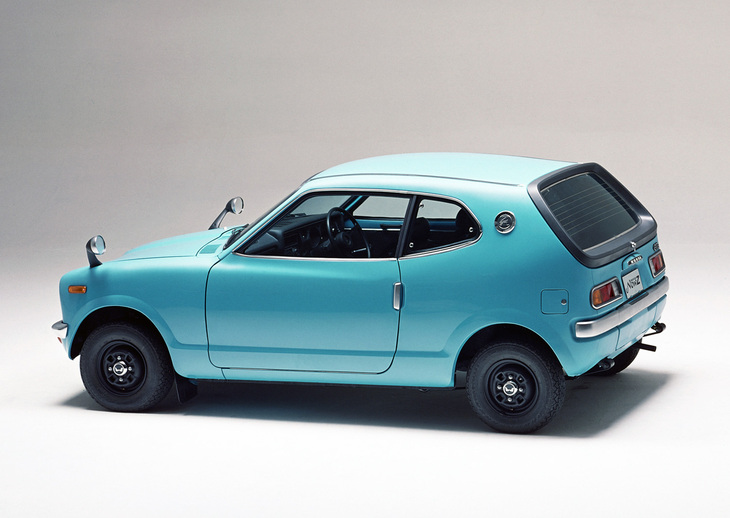 「ライフ」がベースとなり、エンジンが水冷化された「ホンダZ」。ホイールベースが80mm延長されノーズが長くなったことが、1ページ目の空冷モデルと比べればお分かりだろう（フロントホイールアーチとドアまでの長さが異なる）。