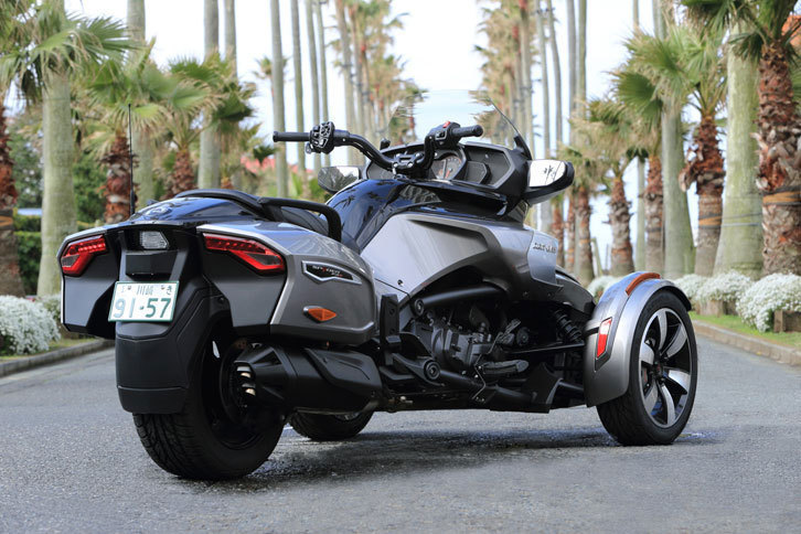 「カンナム・スパイダー」はフロント2輪、リア1輪の三輪バイクであり、2007年に初代モデルがデビューしている。