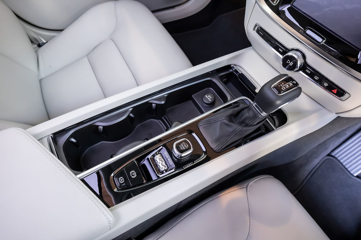 エンジンのスタート／ストップスイッチの手前に、コンフォート／エコ／ダイナミック／インディビジュアルの4つの走行モードを切り替えられるロータリースイッチが備わる。