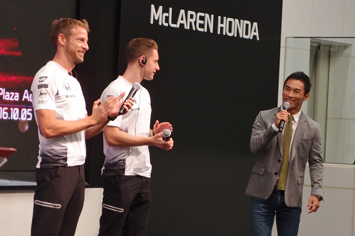 かつてバトンとともにF1を戦った佐藤琢磨も、スペシャルゲストとして来場。現地で日本GPを観戦するファンに対して「レース当日も、僕と鈴鹿で嫌というほど会えますよ」などと語り、笑いを誘った。