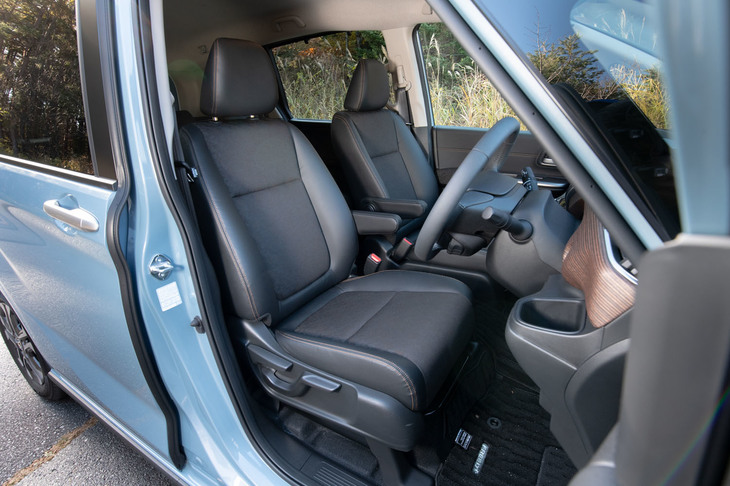 「クロスター」専用の、ファブリックとプライムスムース（合成皮革）のコンビシート。シート表皮やドアトリムなど、各所にオレンジのアクセントが施されている。