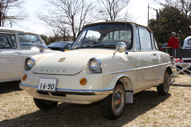 1960年に登場したマツダ初の乗用車が「マツダR360クーペ」。この個体は一部の補修塗装を除いてはオリジナルのままという希少な1962年式。軽量化のためアルミを主体に一部にマグネシウムも使用した空冷4ストロークVツインエンジンをリアに積む。