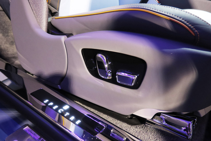 ロールス・ロイス・スペクター プロフェシー（パワーシートのコントローラー）