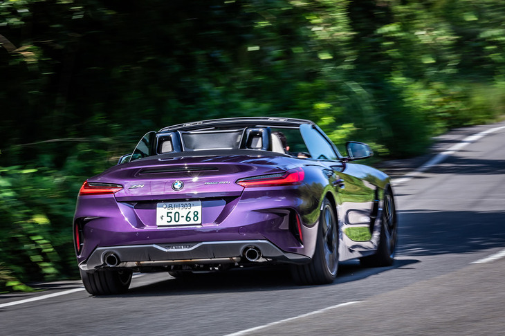 サスペンションはフロントがロワアームを2分割しボールジョイントを介して結合されるストラット式、リアがマルチリンク式。最新の「Z4」は、歴代のZ3～Z4のなかでもっともボディーの剛性感が高く、それが走りの気持ち良さにも表れている。