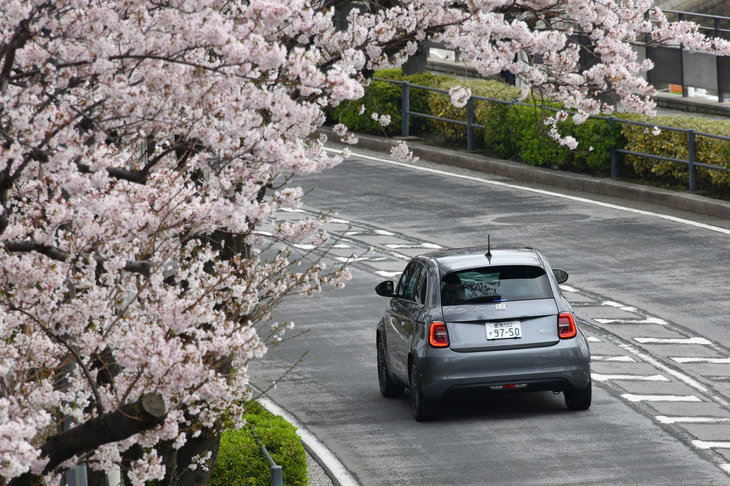 シティーコミューターとして必要十分な一充電走行可能距離に加え、キビキビとした走りも備えていた「フィアット500e」。実用コンパクトでも積極的に走りを楽しんできた、イタリアならではのEVといえるだろう。