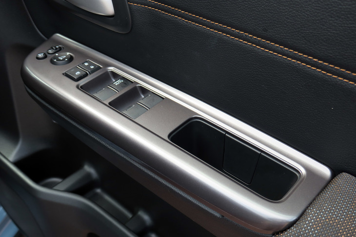 ホンダ・フリード ハイブリッド クロスター（4WD）（ドアコンソール）