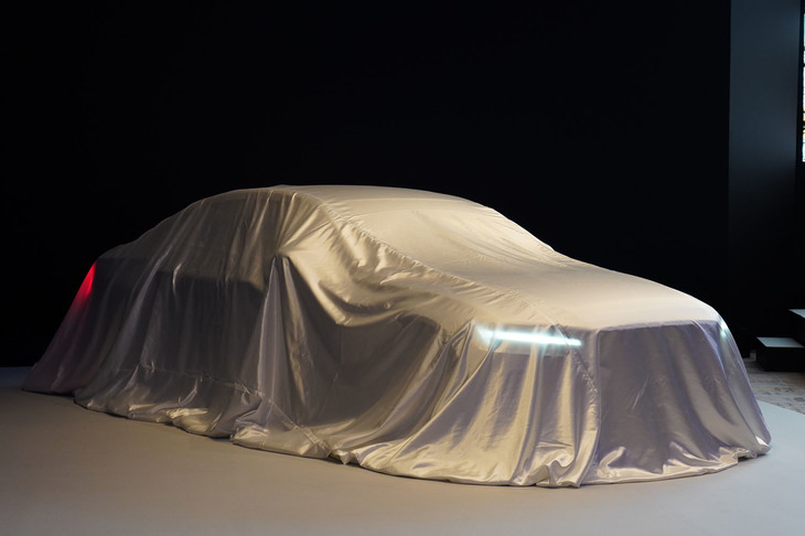 アンベールを待つ新型「ボルボS60」。