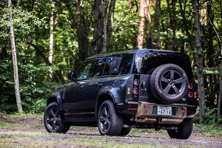 「ディフェンダー110 X D300」のボディーサイズは全長×全幅×全高＝4945×1995×1970mm。車重は2420kgと発表されている。