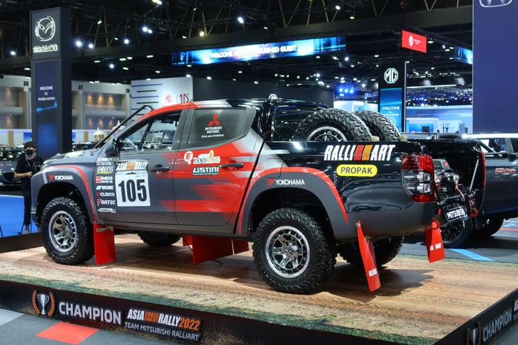 チーム三菱ラリーアートの総合監督は増岡 浩さん。初参戦での総合優勝は快挙だ。