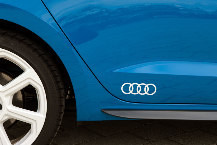 リアドアの下端、リアホイールハウスの前方に備わる「フォーシルバーリングス」のアイコン。「40 TFSI」の中でも「エディション1」ならではの意匠となっている。