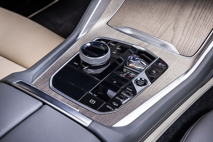 今回の試乗車では、エンジンのスタート／ストップボタンやiDriveのコントローラートップ、シフトセレクターに「クラフテッドクリスタルフィニッシュ」が用いられる94万4000円のオプション「ファーストクラスパッケージ」が選択されていた。